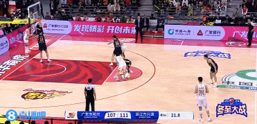🤣有点搞笑了哥!王博指导最后一攻 结果脚下打滑摔了个大跟头
